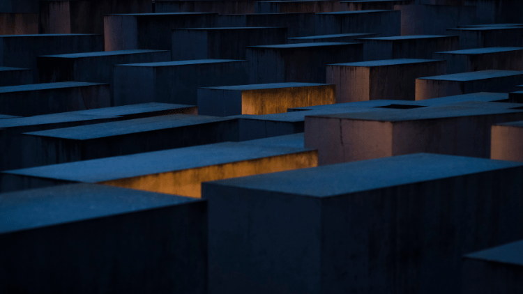 Lichter beleuchten die Betonplatten des Holocaust-Mahnmals, nachdem die Sonne am Vorabend des Internationalen Holocaust-Gedenktages untergegangen ist, der den Jahrestag der Befreiung des Nazi-Todeslagers Auschwitz-Birkenau markiert, in Berlin, Deutschland, Sonntag, 26. Januar 2025