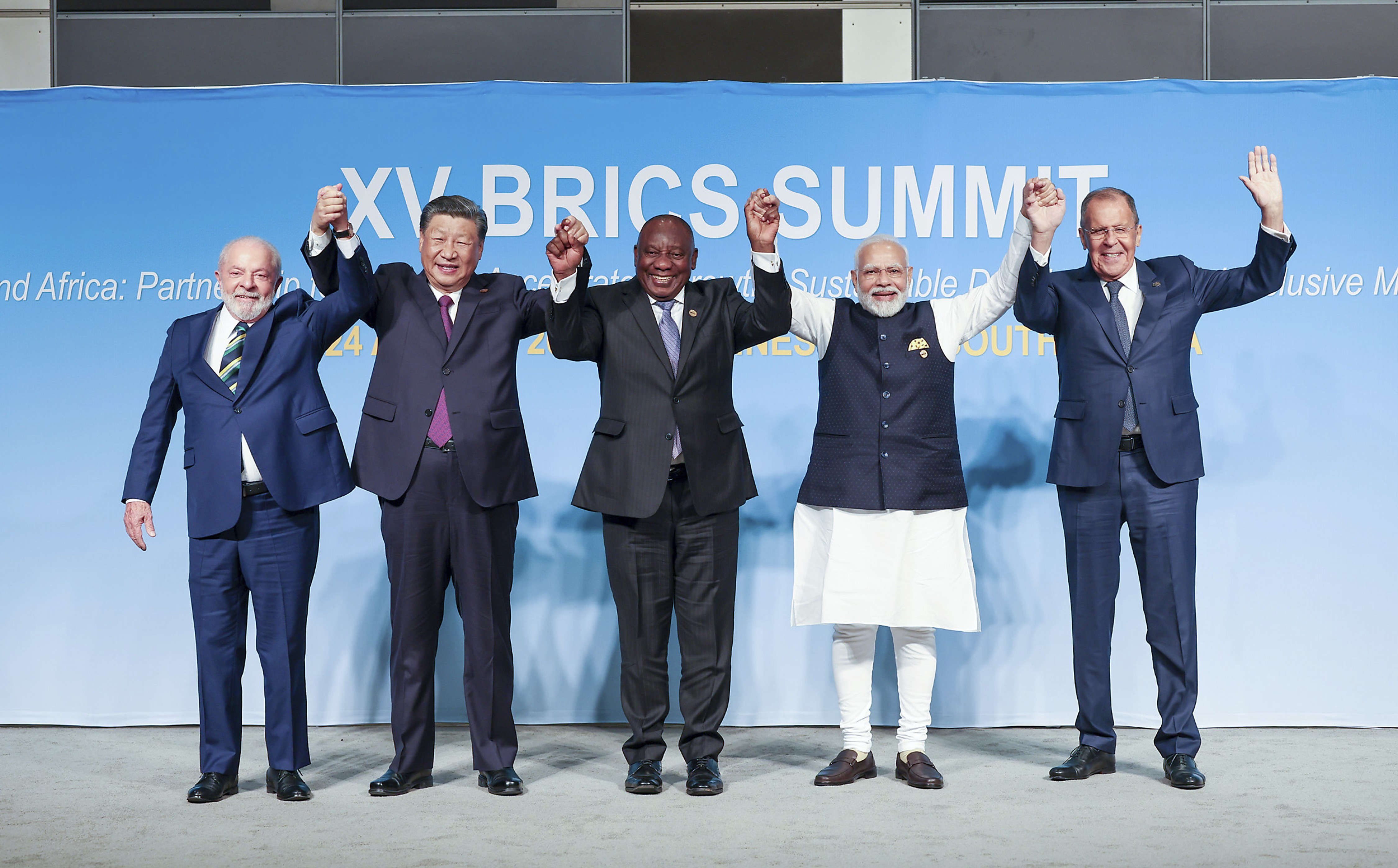 Left to right: Brazilian President Luiz Inacio Lula da Silva, Chinese President Xi Jinping, South African President Cyril Ramaphosa, Indian Prime Minister Narendra Modi and Russian Foreign Minister Sergey Lavrov pose for the group photo at the 15th BRICS Summit, August 23, 2023 in Johannesburg, South Africa.