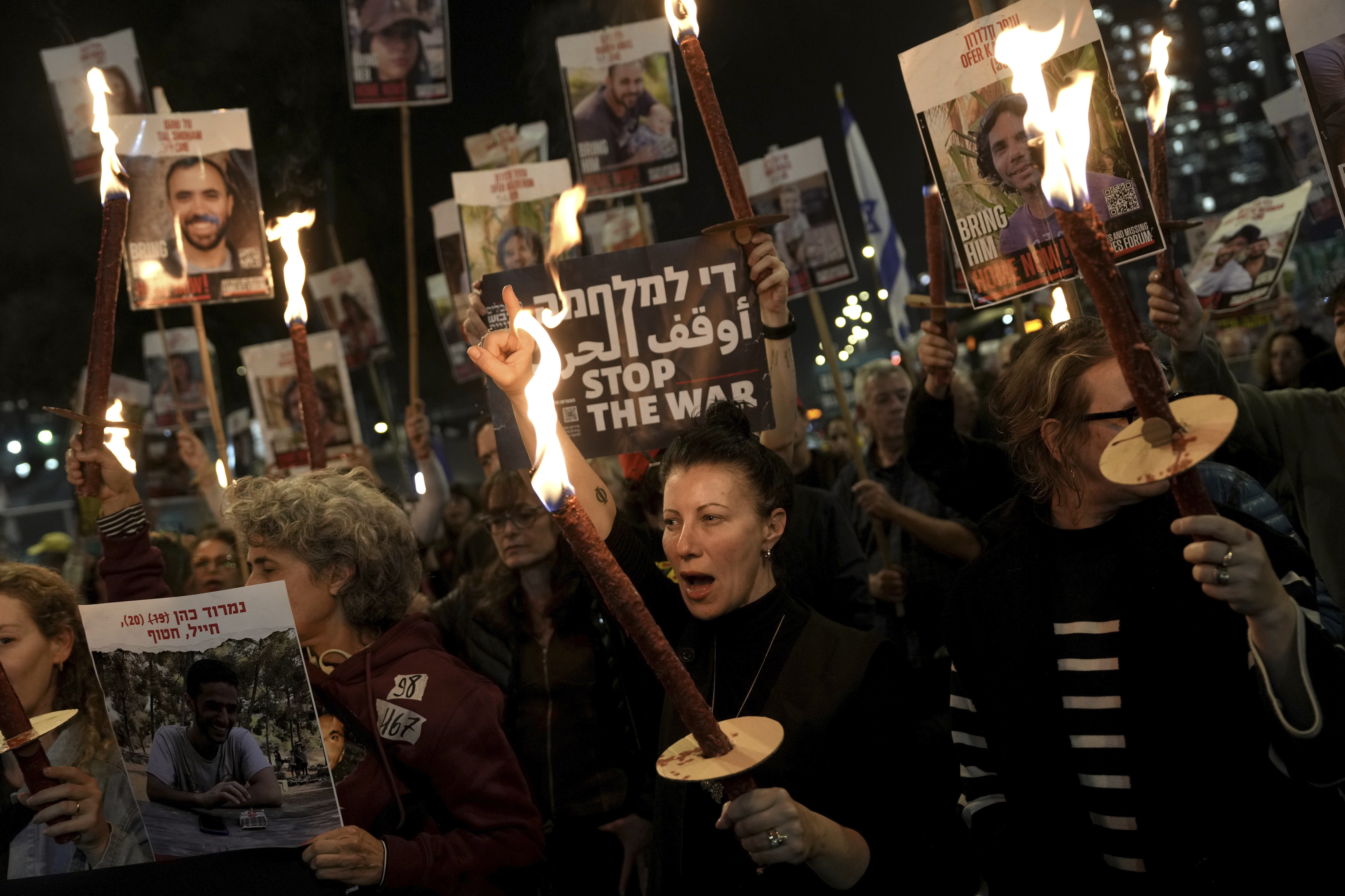 Angehörige und Freunde von Menschen, die von der Hamas getötet oder entführt und in den Gazastreifen verschleppt wurden, reagieren auf die Ankündigung des Waffenstillstands und nehmen an einer Demonstration in Tel Aviv, Israel, teil,