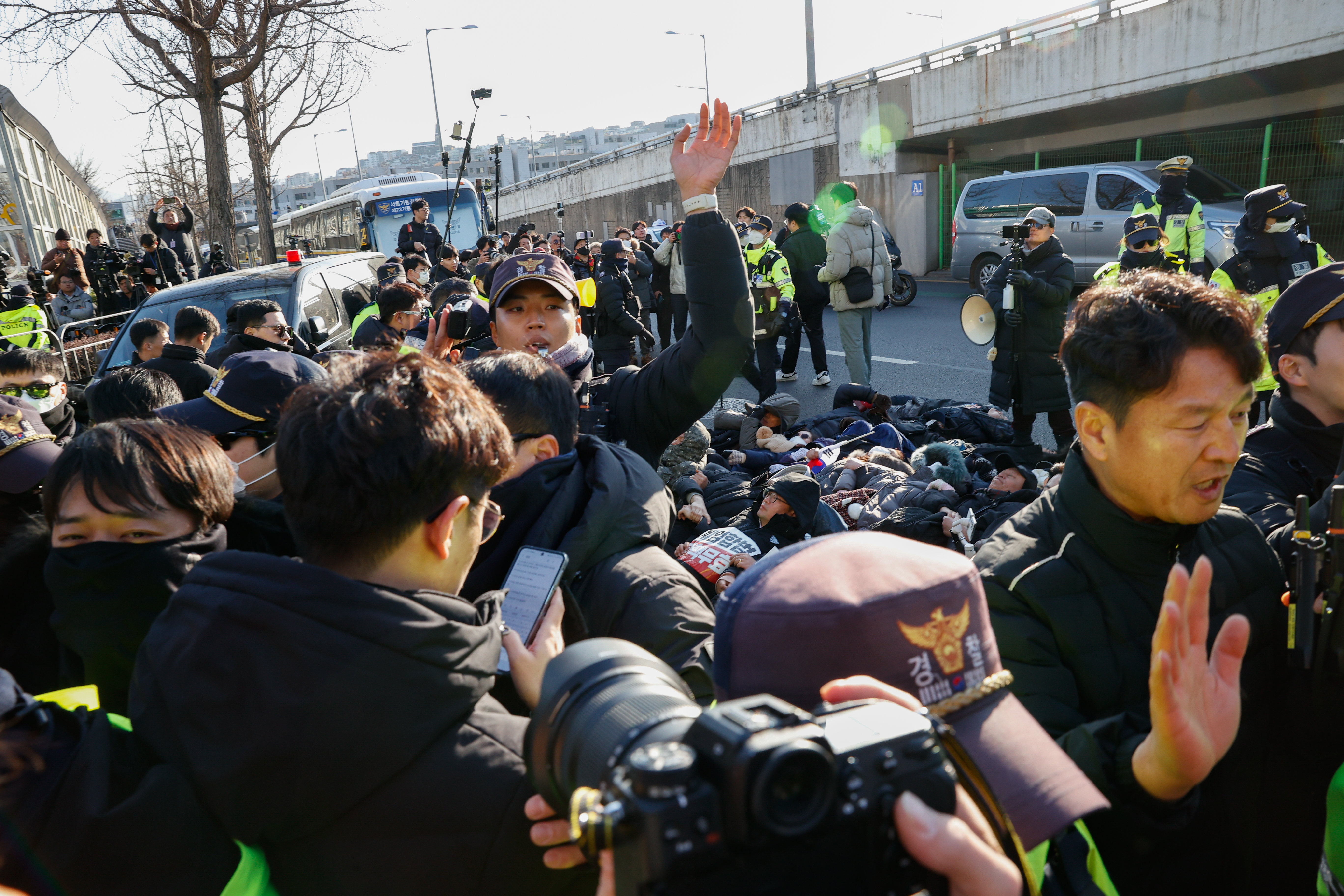 Etwa 30 Anhänger des abgesetzten Präsidenten Yoon Suk Yeol protestieren mit einem Sitzstreik vor seinem Amtssitz, um seine Verhaftung durch die Polizei zu verhindern. Dabei kommt es zu Zusammenstößen mit Journalisten, die über die Szene berichten, und mit Polizeibeamten, die versuchen, den Protest in Seoul aufzulösen, 