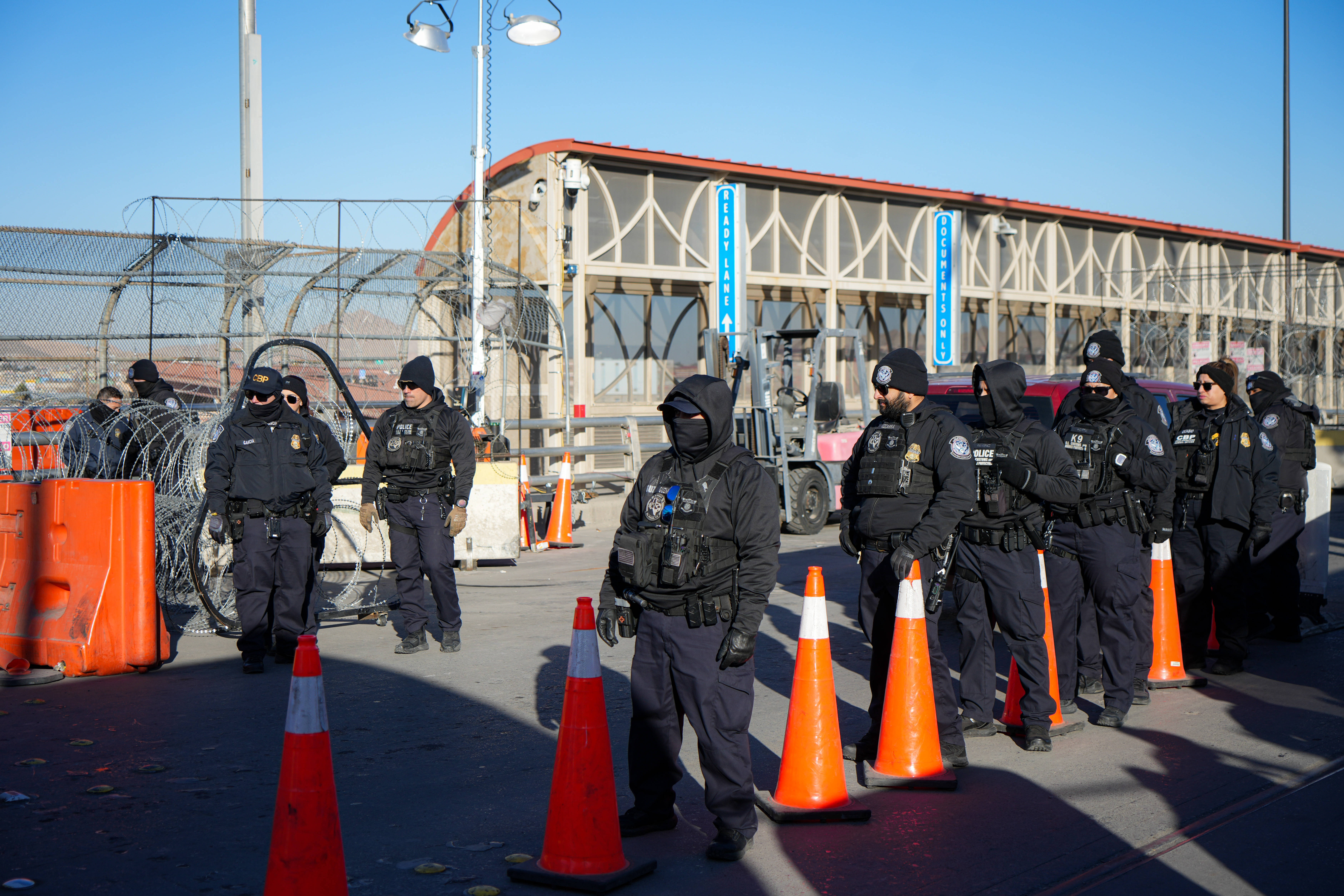 Angehörige der mexikanischen Nationalgarde und der US-Grenzpolizei überwachten den Grenzübergang „Paso del Norte“ 