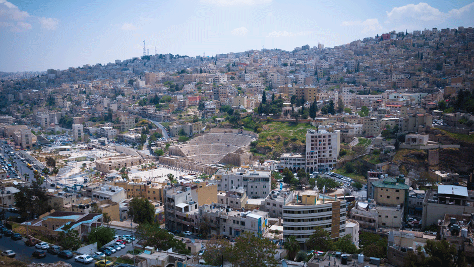Blick von der Zitadelle über der jordanischen Hauptstadt Amman mit dem römischen Amphitheater.
