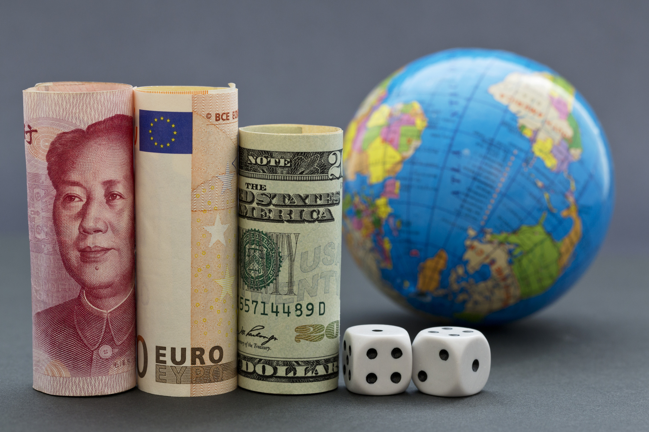 Währungen der EU, China und USA mit Würfel 
