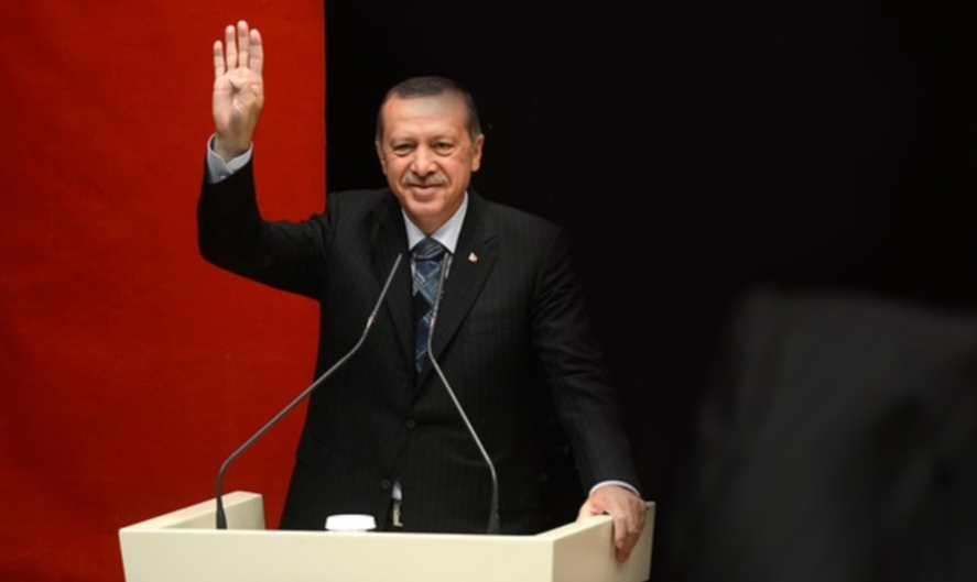 Erdogan hebt die Hand zur Vereidigung