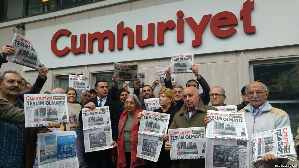 Protest gegen die Inhaftierung der Cumhuriyet  Jounalisten in Istanbul