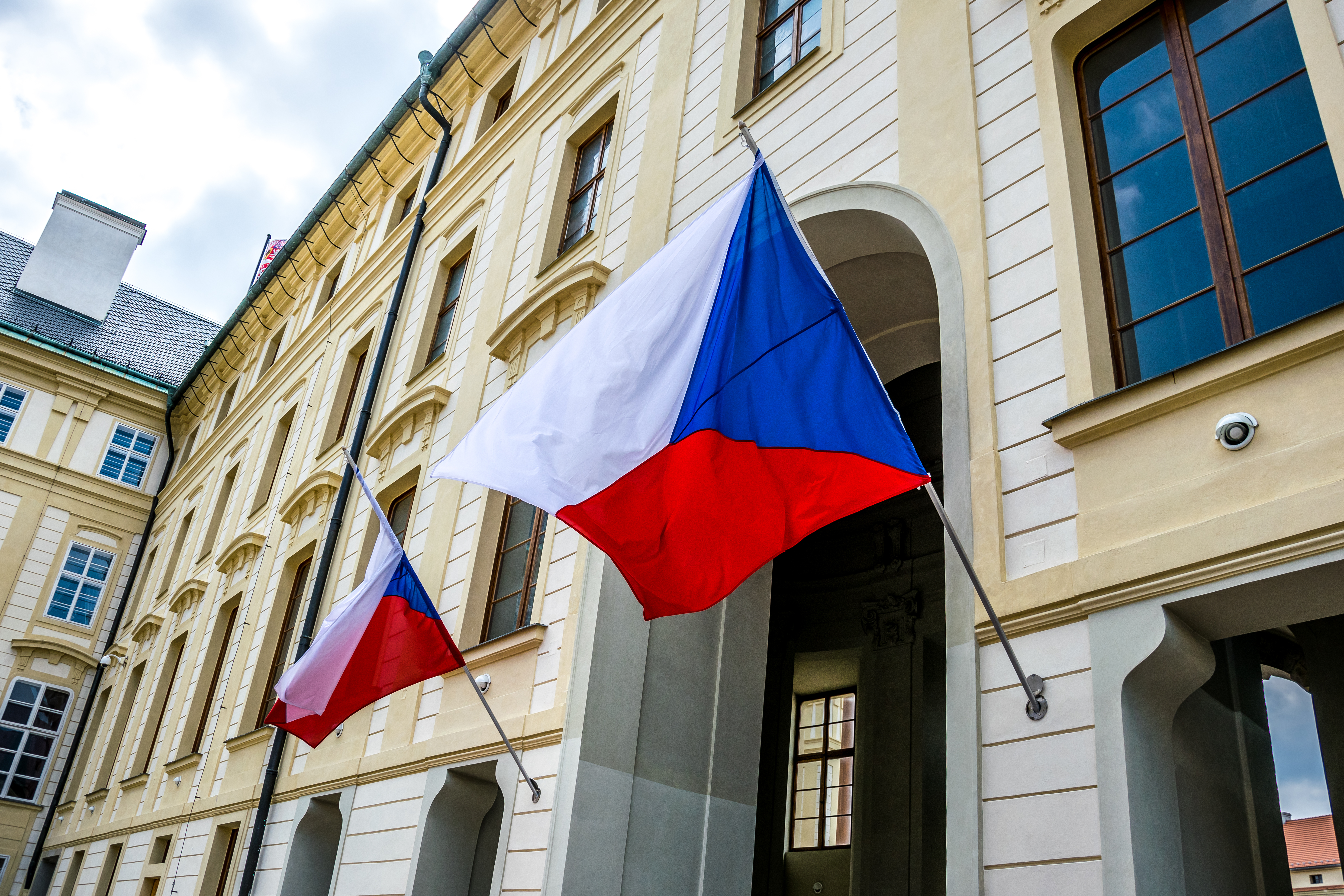 Zustand-Markierungsfahnen der Tschechischen Republik am Eingang zum Gebäude des Präsidenten der Tschechischen Republik 