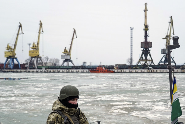 Ein ukrainischer Soldat am Hafen von Mariupol, an der nordwestlichen Küste des Asowschen Meeres.