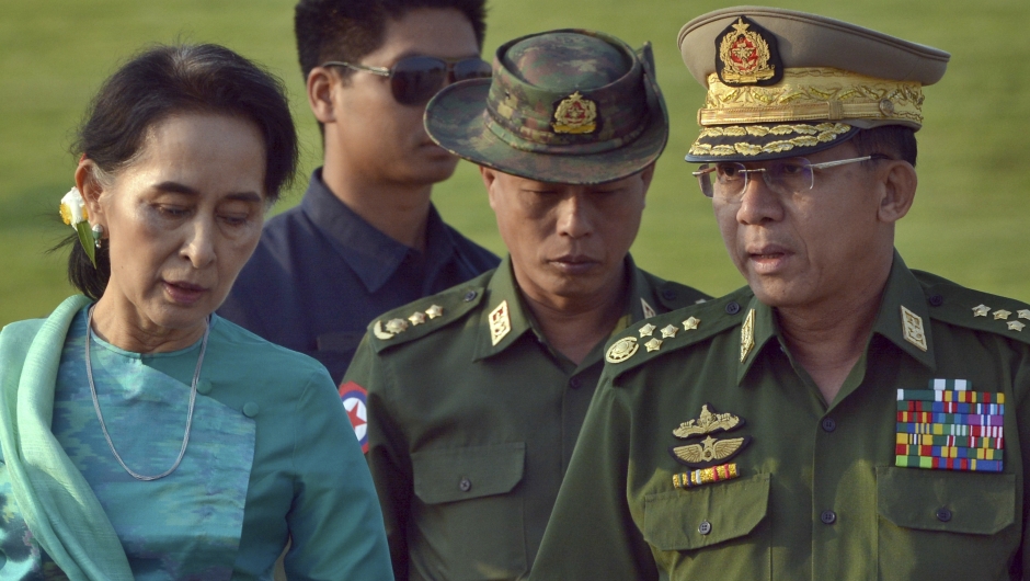 Aung San Suu Kyi im Gespräch mit General Min Aung Hlaing