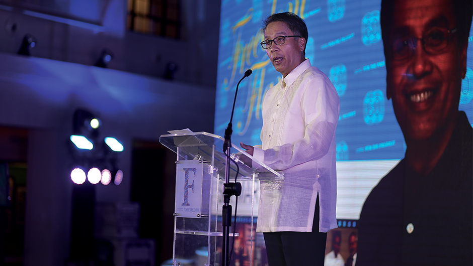MAR Roxas delivers his speech as Freedom Flame awardee