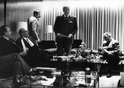 Hans-Dietrich Genscher, Wolfgang Mischnick, Walter Scheel und Willy Brandt (v. l. n. r.) bei den Koalitionsverhandlungen 1969.