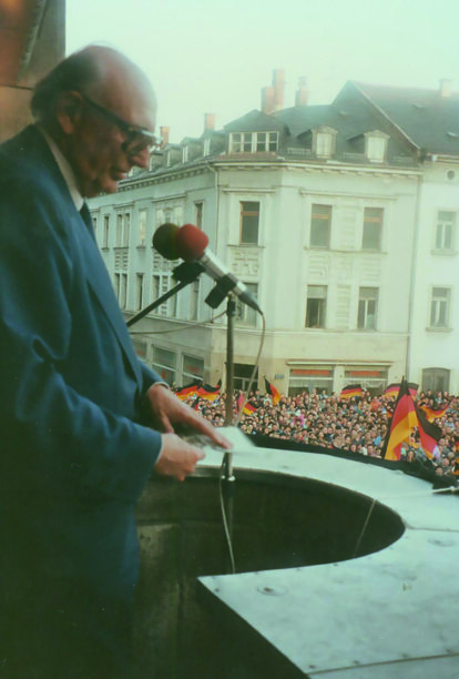 Wolfgang Mischnick auf einer Kundgebung in Plauen im Januar 1990.