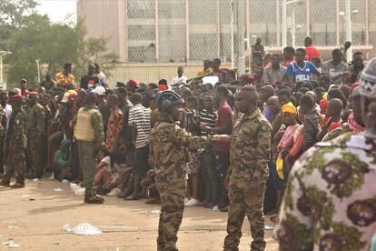 Anhänger des Putsches in Guinea vor dem Hauptquartier der Junta im September 2021.