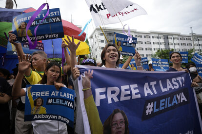 Unterstützder der Liberalen Leila de Lima begrüßen ihre Freilassung