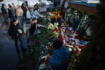 Menschen legen am Grab des russischen Oppositionsführers Alexej Nawalny auf dem Moskauer Borisow-Friedhof Blumen nieder, um sein Andenken zu ehren.