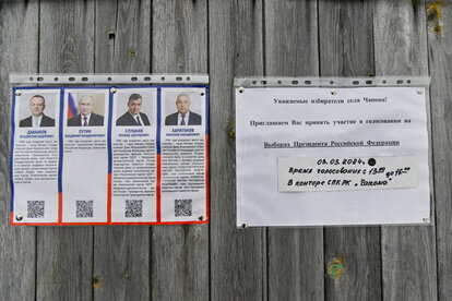 Ein Plakat mit den Präsidentschaftskandidaten ist vor einem Wahllokal zu sehen.