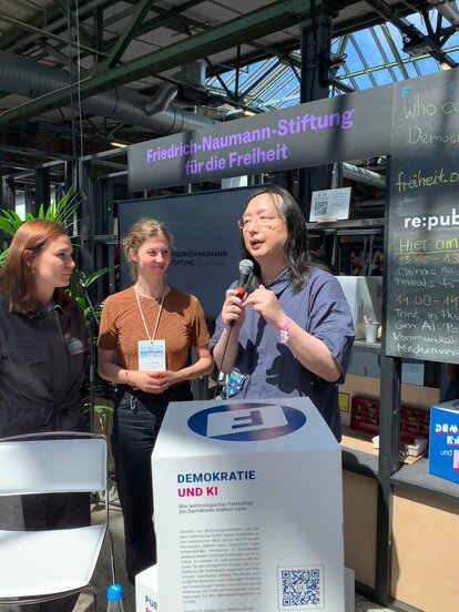 Taiwans Digitalministerin Audrey Tang zusammen mit Celine Nauer und Zoe van Doren