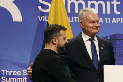 Der ukrainische Präsident Volodymyr Zelenskyy, links, steht mit dem litauischen Präsidenten Gitanas Nauseda nach einer Pressekonferenz im Palast der Großfürsten von Litauen während des Gipfels und des Wirtschaftsforums der Drei-Meeres-Initiative in Vilnius, am 11. April 2024.