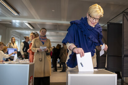 Die litauische Premierministerin und Präsidentschaftskandidatin Ingrida Simonyte gibt ihre Stimme in einem Wahllokal während der vorgezogenen Präsidentschaftswahlen in Vilnius, Litauen, am Donnerstag, 9. Mai 2024, ab.