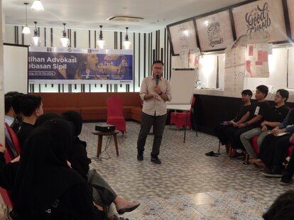 Muhamad Isnur (Ketua Yayasan Lembaga Bantuan Hukum Indonesia) mengajak peserta kegiatan untuk berefleksi tentang permasalahan yang menjadi fokus mereka