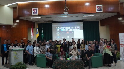 A big group photo of the participants, speakers, and organizers.