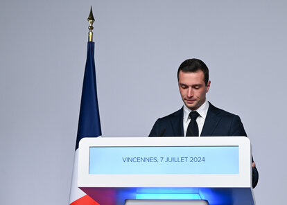 Jordan Bardella, Vorsitzender der Rassemblement National Partei, bei seiner Rede nach den Teilergebnissen der zweiten Runde der französischen Parlamentswahlen.