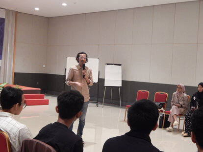 The second speaker/resource person, Nanang Sunandar (Lead Trainer from Lembaga INDEKS)