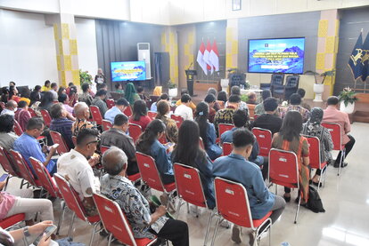 Peserta kegiatan diseminasi di Kupang duduk menunggu acara berlangsung.