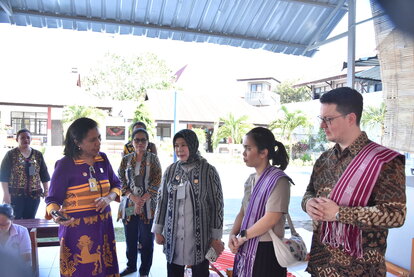 Kanwil NTT, Marciana, menjelaskan tentang program kemandirian di Lembaga Pemasyarakatan (lapas) perempuan Kupang kepada Elgawaty (Program Officer FNF Indonesia) dan Dr. Stefan Diederich (Project Director FNF Indonesia)