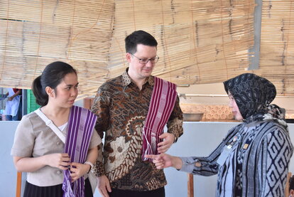 Kepala lapas perempuan Kupang, Dewi Andriani, menjelaskan tentang program kemandirian pembuatan kain tenun di lapas kepada Stefan Diederich dan Elgawaty.
