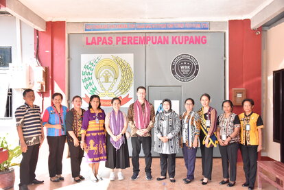 Foto bersama Kepala Kanwil Kemenkumham NTT dan staf di lapas perempuan Kupang.