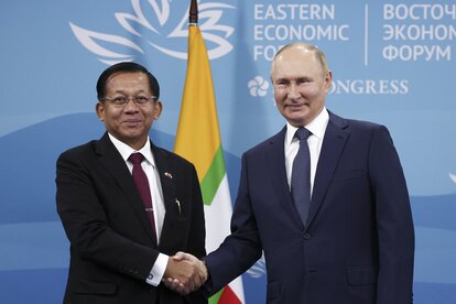 Der russische Präsident Wladimir Putin, rechts, und der Oberbefehlshaber Min Aung Hlaing.