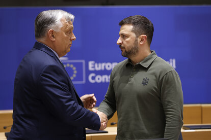 Ungarns Ministerpräsident Viktor Orban, links, spricht mit dem ukrainischen Präsidenten