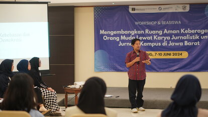 Saiful Mujani Research & Consulting (SMRC)'s Program Manager, Saidiman Ahmad, at the SEJUK-FNF workshop for West Java student press in Bandung (7/6).