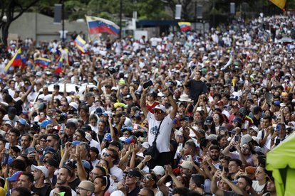 Zahlreiche Menschen zeigen den Oppositionsführern Machado und Gonzalez Urrutia ihre Unterstützung während einer Demonstration gegen die offiziellen Ergebnisse der Präsidentenwahlen, die Staatschef Maduro zum Sieger erklärten.