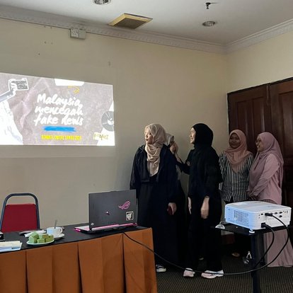 A group of participants giving presentations on steps to prevent fake news spread in Malaysia.