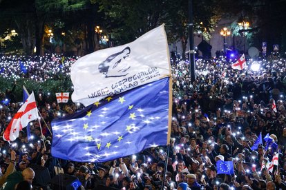 Menschen protestieren gegen die Ergebnisse der Parlamentswahlen vom 26. Oktober 2024.