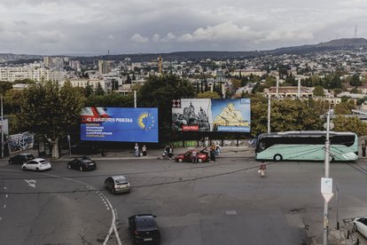 Wahlkampfplakat des „Georgischen Traums“ in Tiflis: „Nur mit Frieden, Würde und Wohlstand nach Europa.”