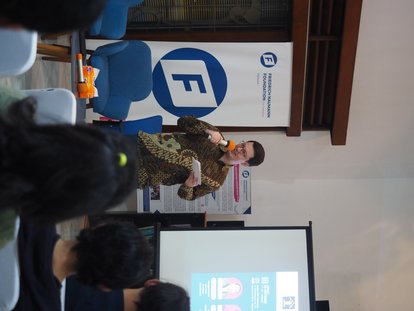 Dr. Stefan Diederich (Project Director, FNF Indonesia) memberikan sambutan pembuka yang secara resmi memulai diskusi publik yang berlangsung.