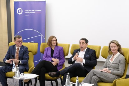 Primul panel de discuții