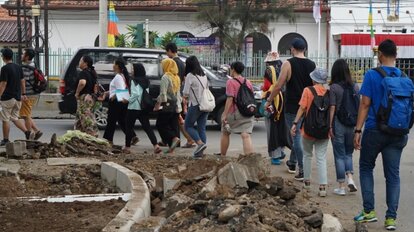 Ruas trotoar di Jakarta yang sedang diperbaiki