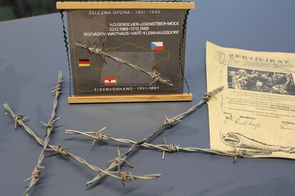 Stacheldraht von der tschechoslowakisch- deutschen Grenze mit Echtheitszertifikat, 1989