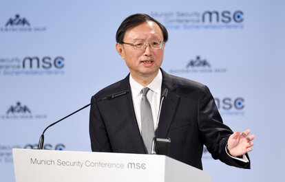 Yang Jiechi, Mitglied im chinesischen Zentralkommitee für Außenangelegenheiten, spricht am zweiten Tag der 55. Münchner Sicherheitskonferenz.