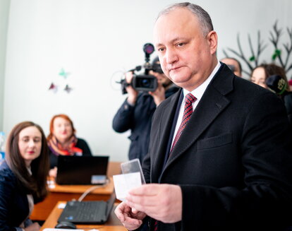 Igor Dodon gibt seine Stimme bei den Parlamentswahlen ab.