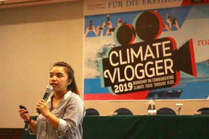 Putri Damayanti Potabuga menyampaikan materi dalam workshop Climate Vlogger di Manado