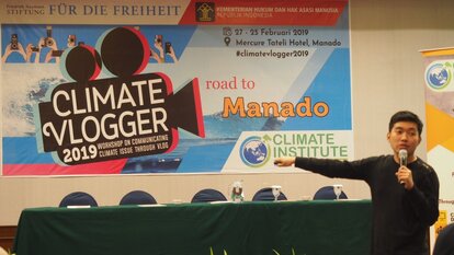 Adhitya Lanae, penulis Buku "Blue Carbon dan Perubahan Iklim" dalam Worrkshop Climate Vlogger IV: Ocean Waste di Manado