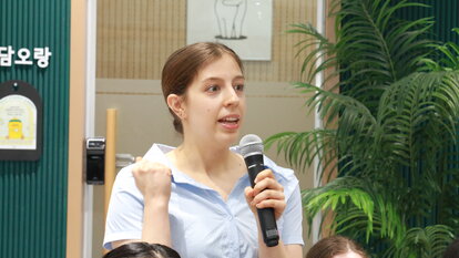 attendee participating in the discussion