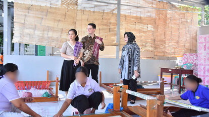 Dari kiri ke kanan: Elgawaty (Program Officer FNF Indonesia), Dr. Stefan Diederich (Project Director FNF Indonesia), Dewi Andriani (Kepala lapas perempuan Kupang)