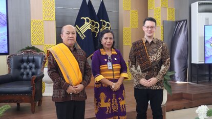 Dari kiri ke kanan: Hantor Situmorang (Kepala Hukerma Kemenkumham), Marciana Dominika Jone (Kepala Kanwil Kemenkumham NTT), Dr. Stefan Diederich (Project Director FNF Indonesia)