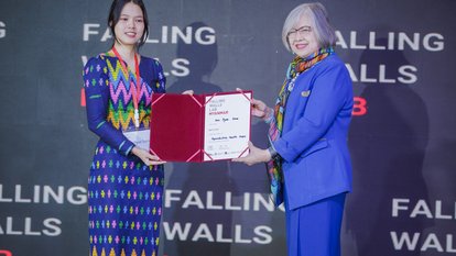 Hsu Pyae Sone Receiving Her Winner's Certificate| © Friedrich Naumann Foundation for Freedom (Myanmar Office)