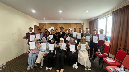 A group photo of the workshop participants and Rahman Imuda (standing in the centre).